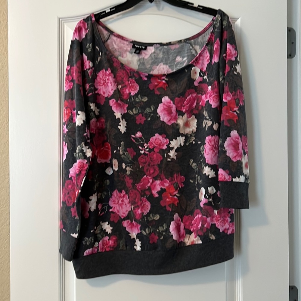 Beautiful off the shoulder sweatshirt from torrid size 00…never worn no tags